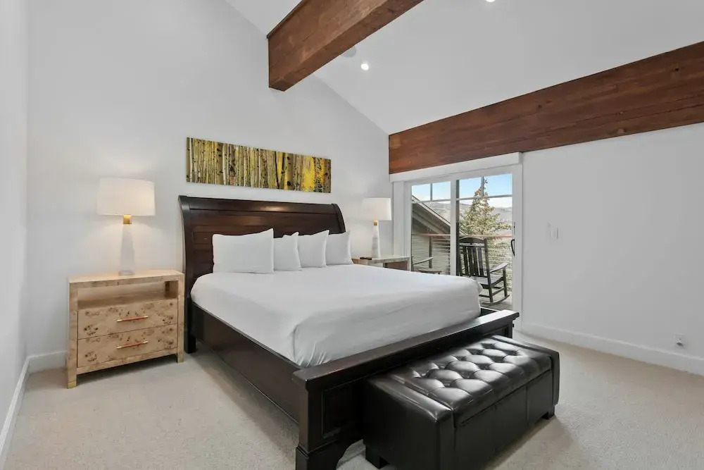 Stag Lodge 3BR Views, Hot Tub, Ski Access Condo