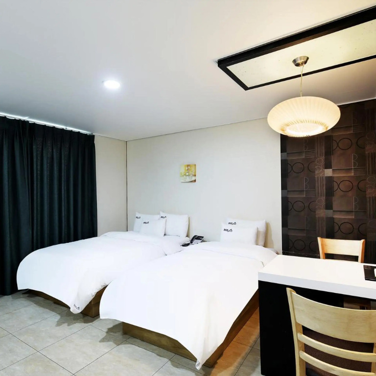 White Tourist Hotel