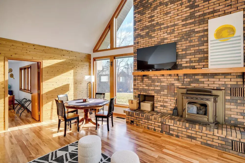 All-season Lodge 40 Acres: Walk to Elkhart Lake!
