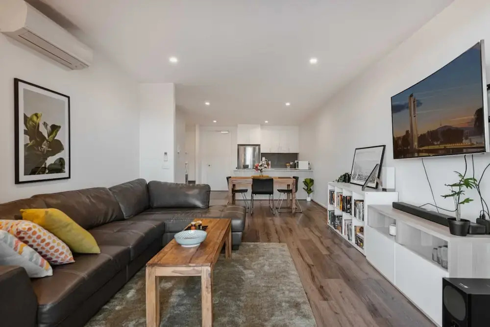 Lonsdale St 1-bed Unit With Study Area and Parking