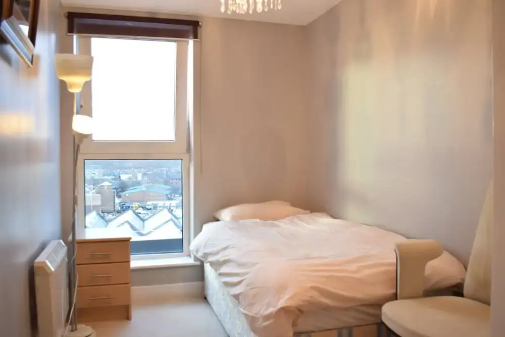 Modern 2 Bedroom Apartment Near Chelsea Harbour With Balcony
