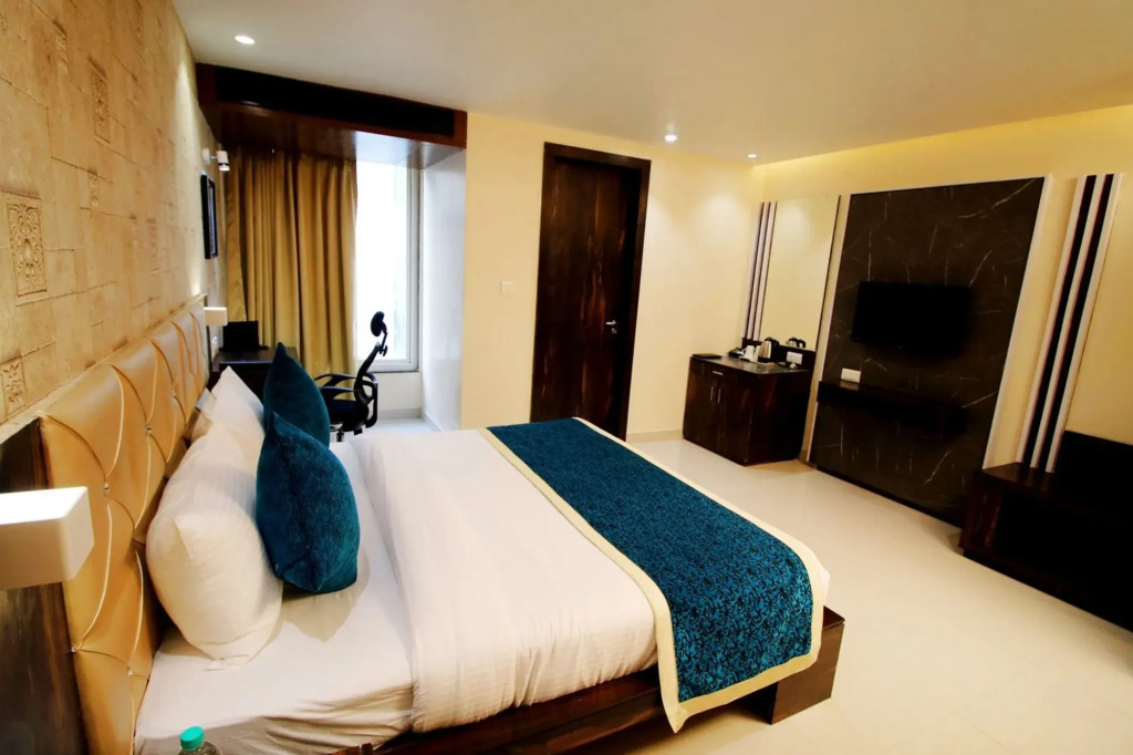 Pinnacle by Click Hotels, Lucknow