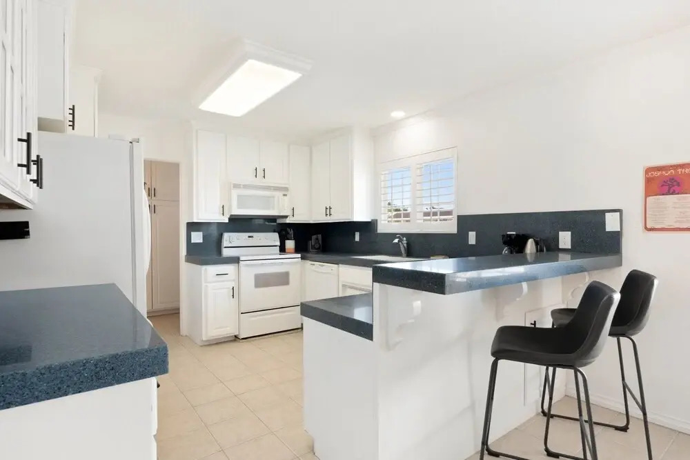 Roadrunner Inn - Pool, Hot Tub, Bbq And Fire Pit! 2 Bedroom Home by RedAwning