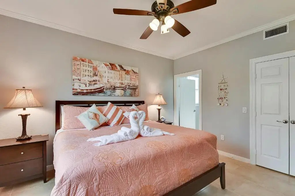 Hook, Wine & Sinker by Ryson Vacation Rentals