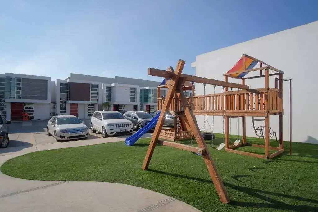 New House / VIP / 1 Block to the Beach