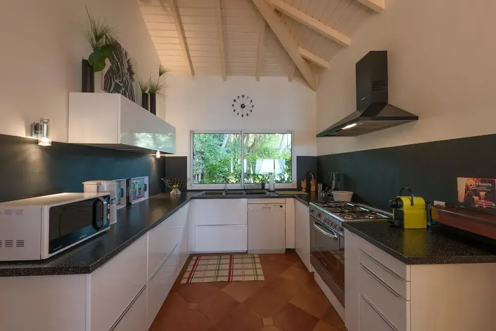 Stunning Orient Bay Ocean Views, Walk to the Beach! AC, Free Wifi, Swimming Pool