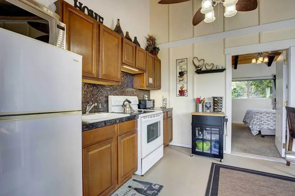 Cozy Kona Coast Apt w/ Lanai ~ 8 Miles to Beach!