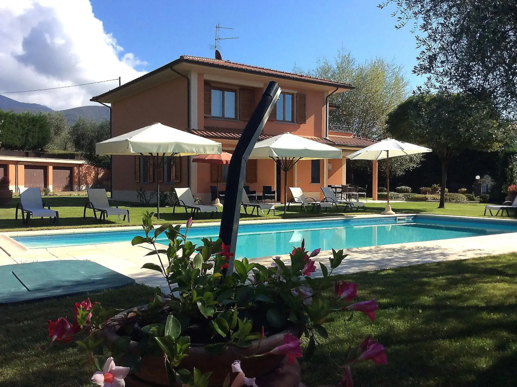 Villa in Tuscany with Private Pool & Views