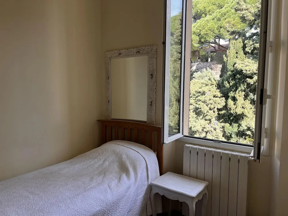 Charming 2 Bed Apartment With Balcony Located in Cannes Old Town Easy Walk to the Palais and Beaches - 120