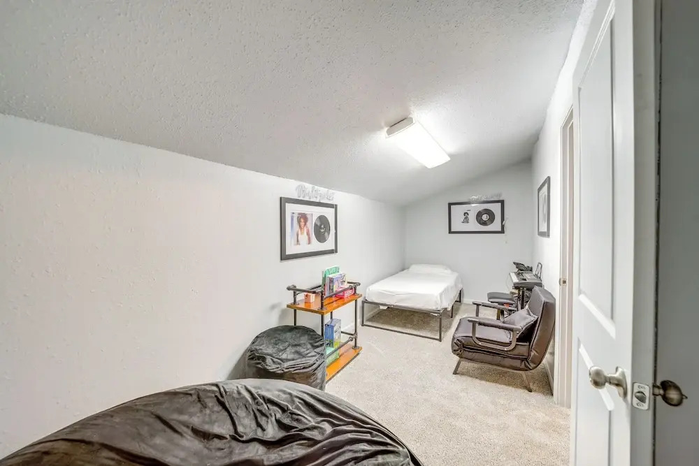 Pet-friendly Retreat w/ Yard, 12 Mi to Dtwn Tulsa