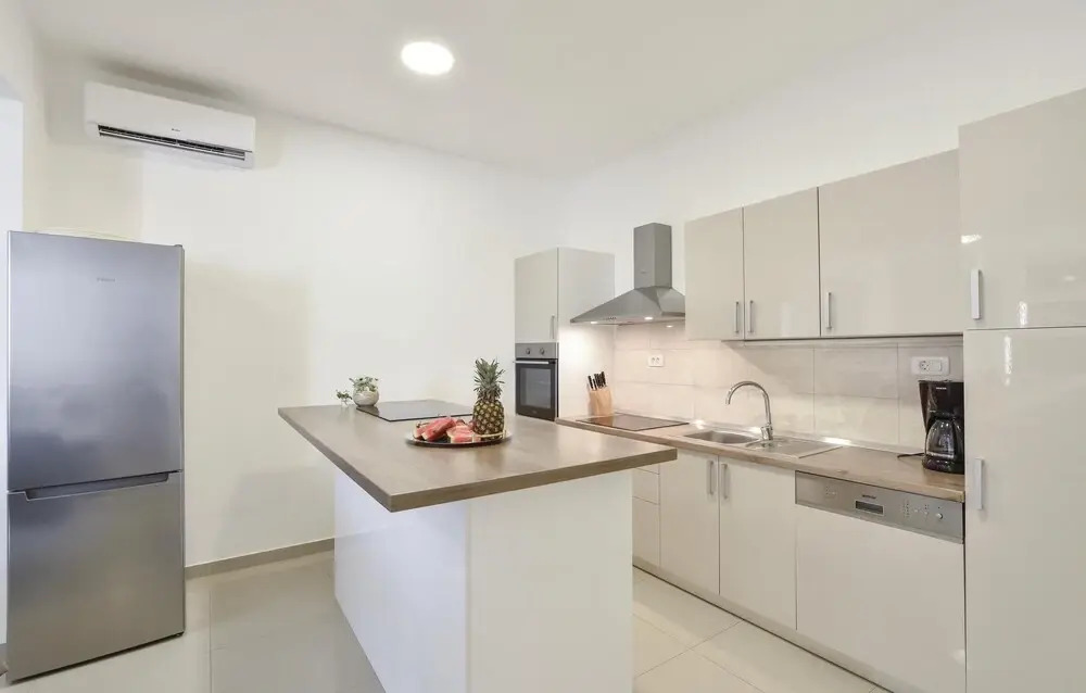 Nice Home in Duce With Wifi and 10 Bedrooms