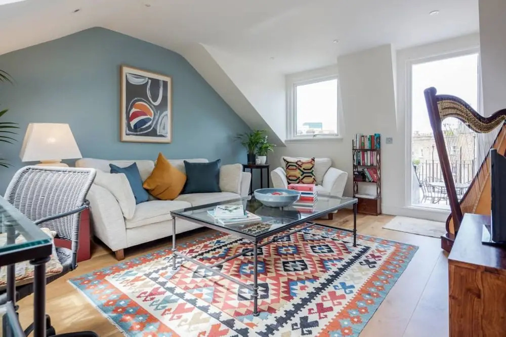Light 2 Bedroom Flat With Roof Terrace