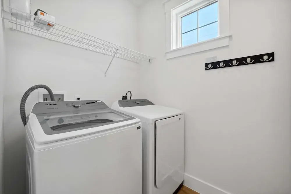 Blissful Getaway 4 BDR Whole Home Heated Pool!
