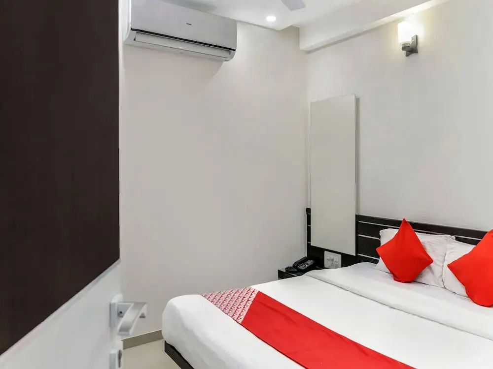 OYO 12053 Hotel Shri Govind
