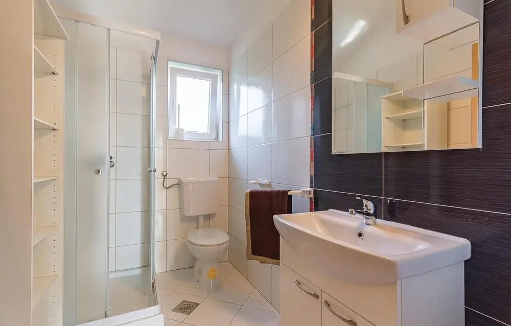 Beautiful Home in Liznjan With Wifi and 6 Bedrooms