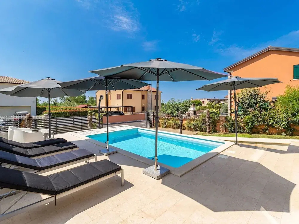 Wonderful Villa in Labinci - Kastelir with Swimming Pool