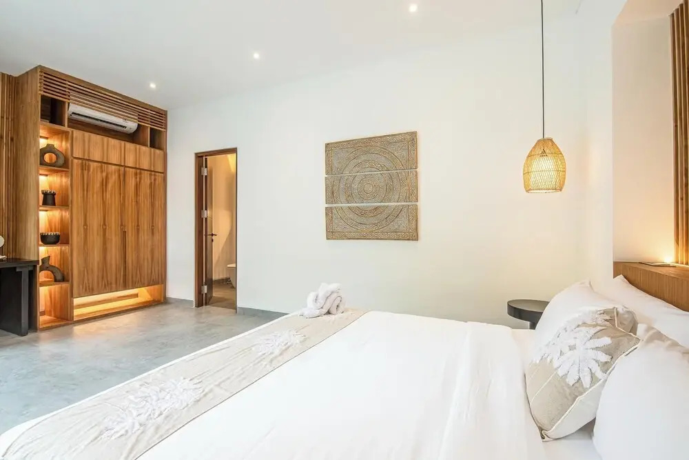 Elegant 6BR Canggu Villa Steps From the Ocean