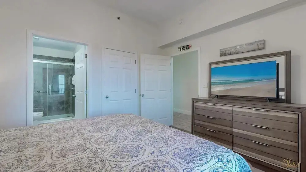 Laketown Wharf 2135