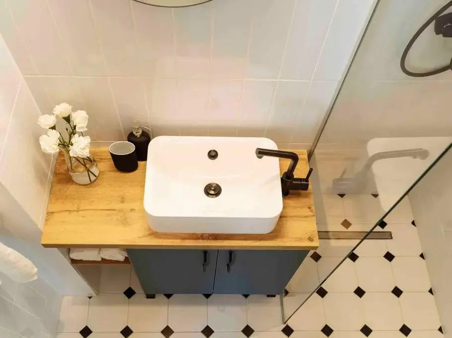 Bright 2BR Apartment - Top Location - City Balcony