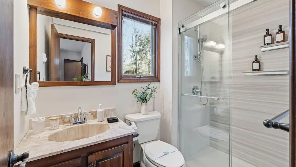 Escape the City by Avantstay Screened Sunroom + Stone Fireplace + Cathedral Ceilings Lake Naomi Club + Pocono Pines
