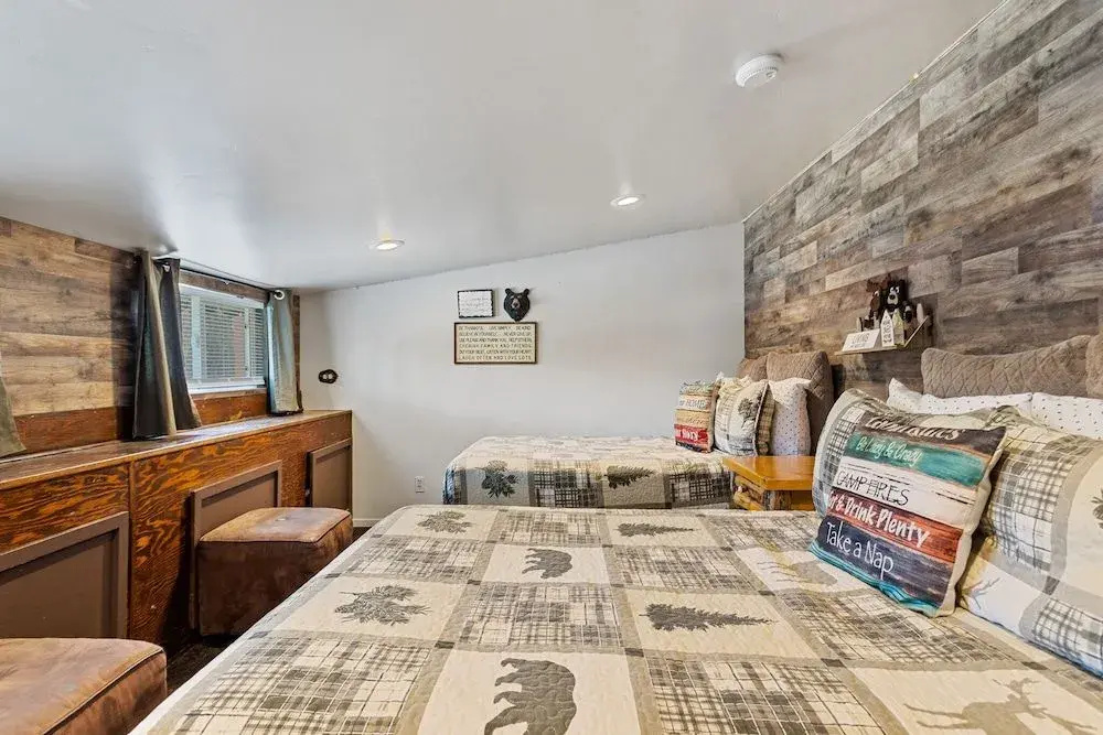 Cozy Bear Cottage - Walk to Lake & Village, Deck, Barbecue