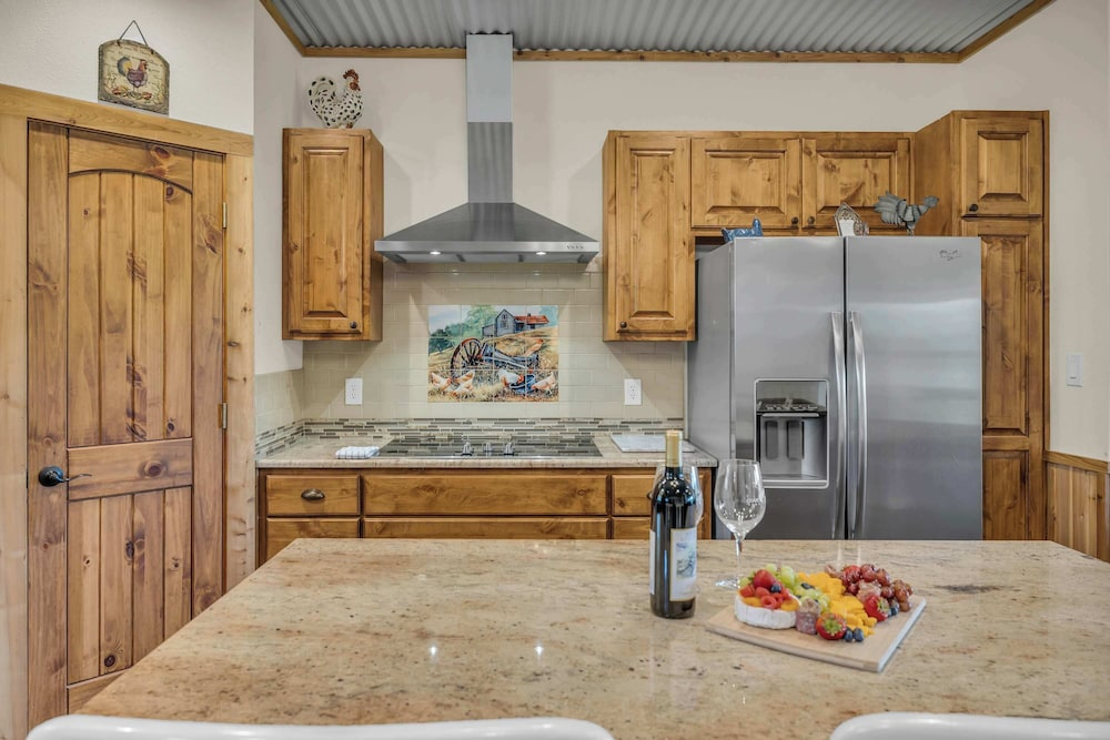 Farmhouse Charm 10 Min to Downtown, Pet Friendly!