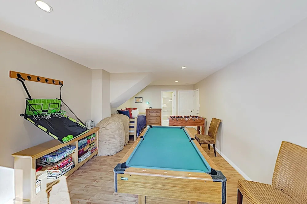 New Listing! Year-round W/ Game Room 3 Bedroom Home