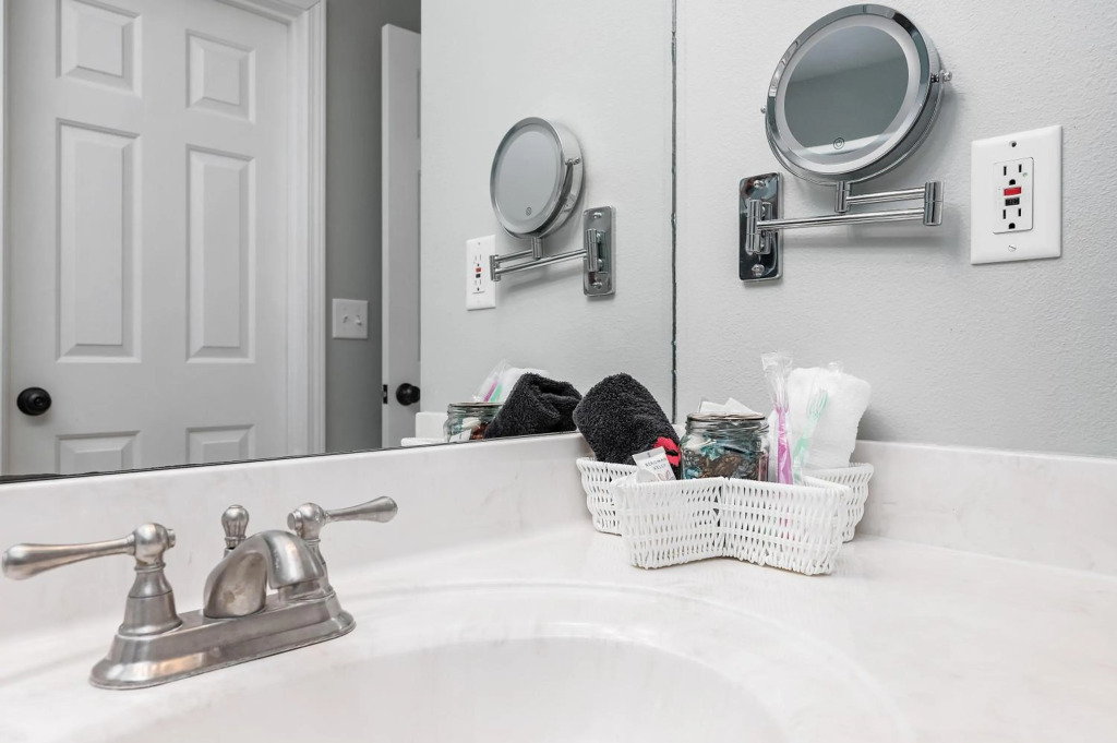 Private Beach Access, Fenced Yard & Pet Friendly, Cabana Life Beach House