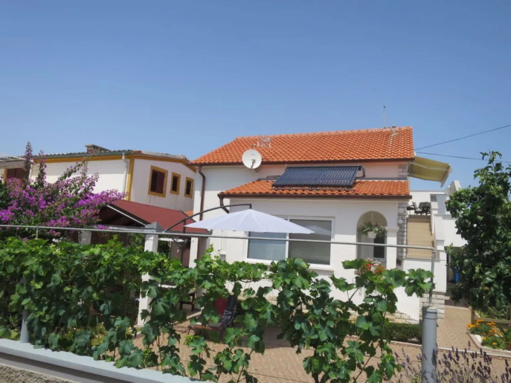 Apartment Mira Vir