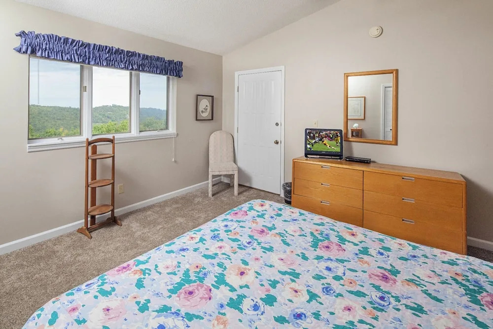 Raven Crest Condo 413 by Heritage Cabin Rentals