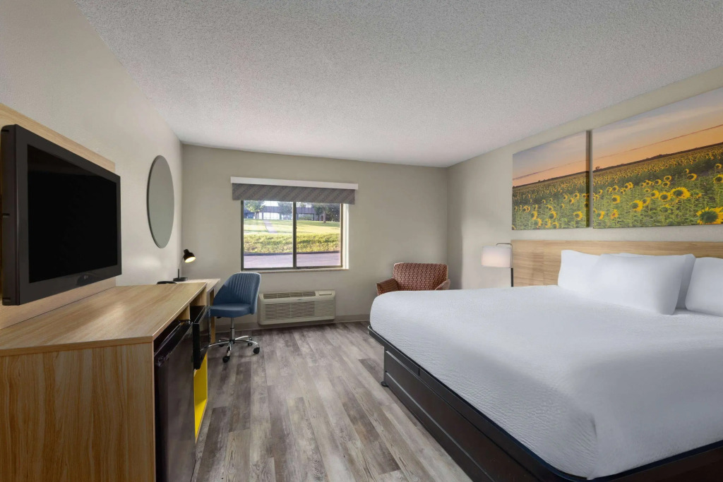 Days Inn & Suites by Wyndham Kansas City South
