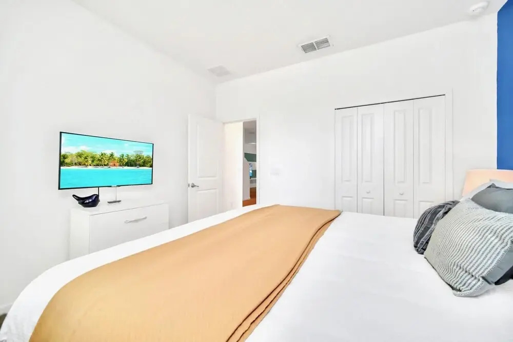 6BR Luxury Home - w Pool BBQ and Games Room
