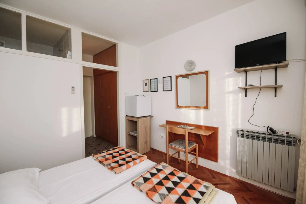 Apartments & Rooms Peranic