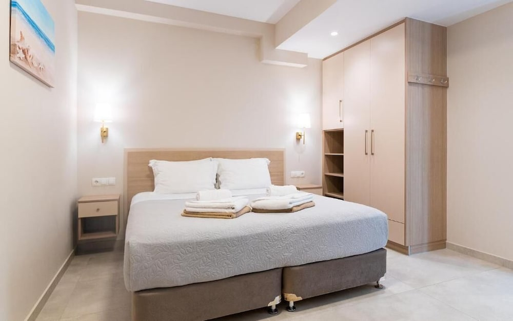 Vakakis Family Luxury Studios 2