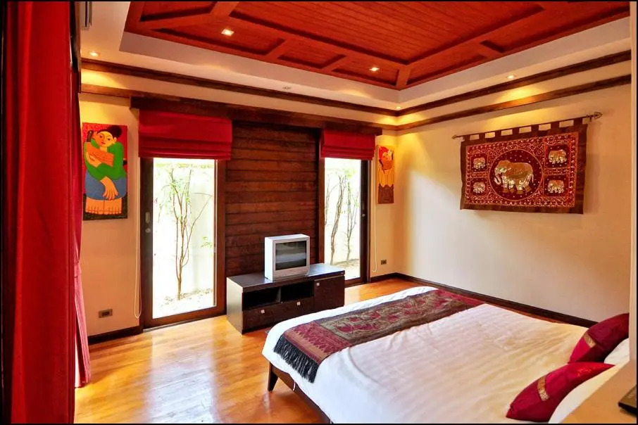 Large 4 bed villa short walk to Maenam beach