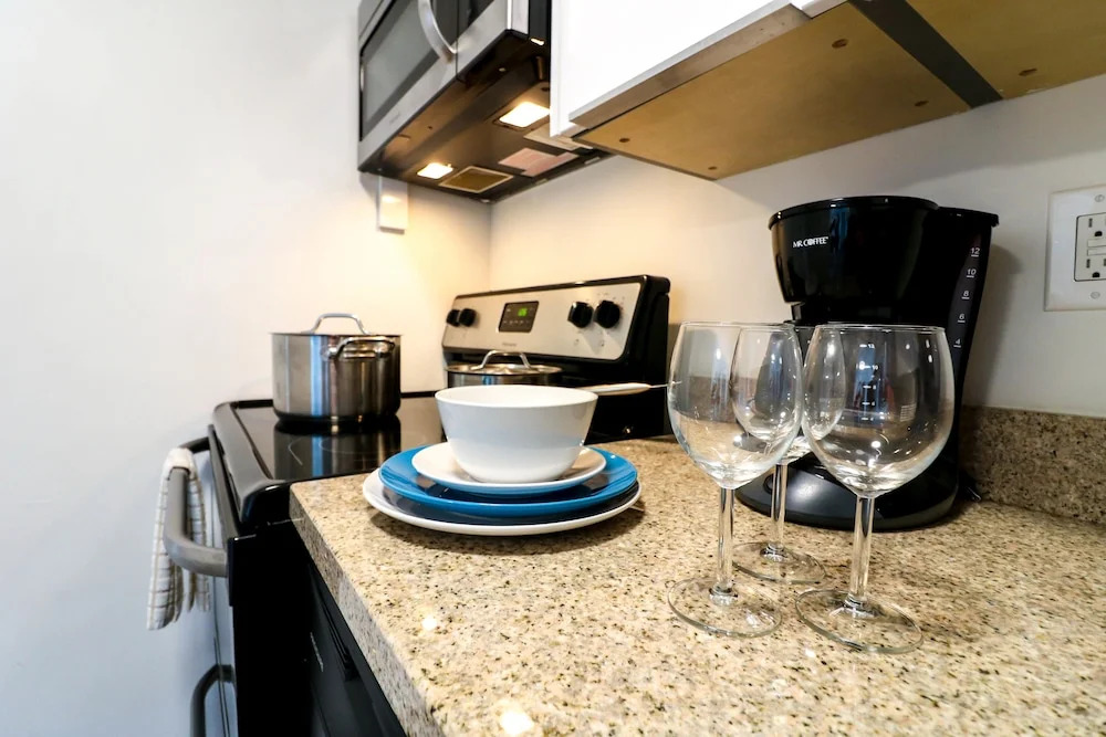 Bayshore Chic Apartment with Marina View