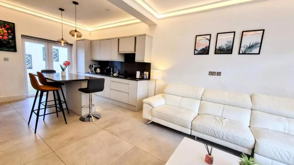 Surbiton Luxury Garden House 19