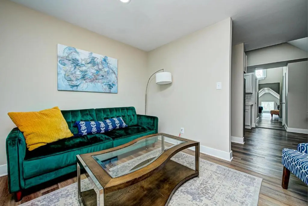 Stylish 1BR Condo 1 Mile To Downtown