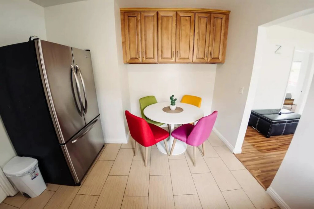 CHARMING 2-BEDROOM BUNGALOW HOME IN GLENDALE  (p4)