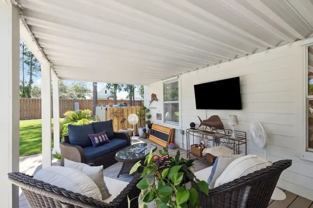 Private Backyard Oasis With Heated Pool, 4 BR, Bikes & Pond