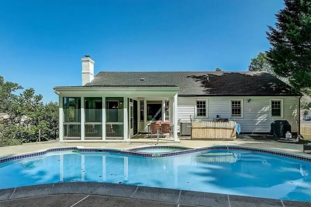 3BR Modern Home w Pool Sunroom National Harbor, Fort Washington