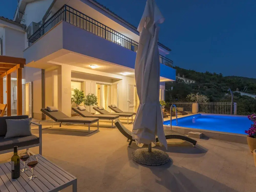 Villa in Cres With Sea Views & Pool