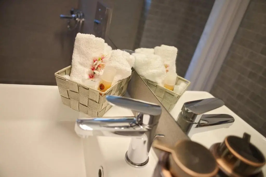 Aroura Homes Garden House 2BR 2BA Free Parking