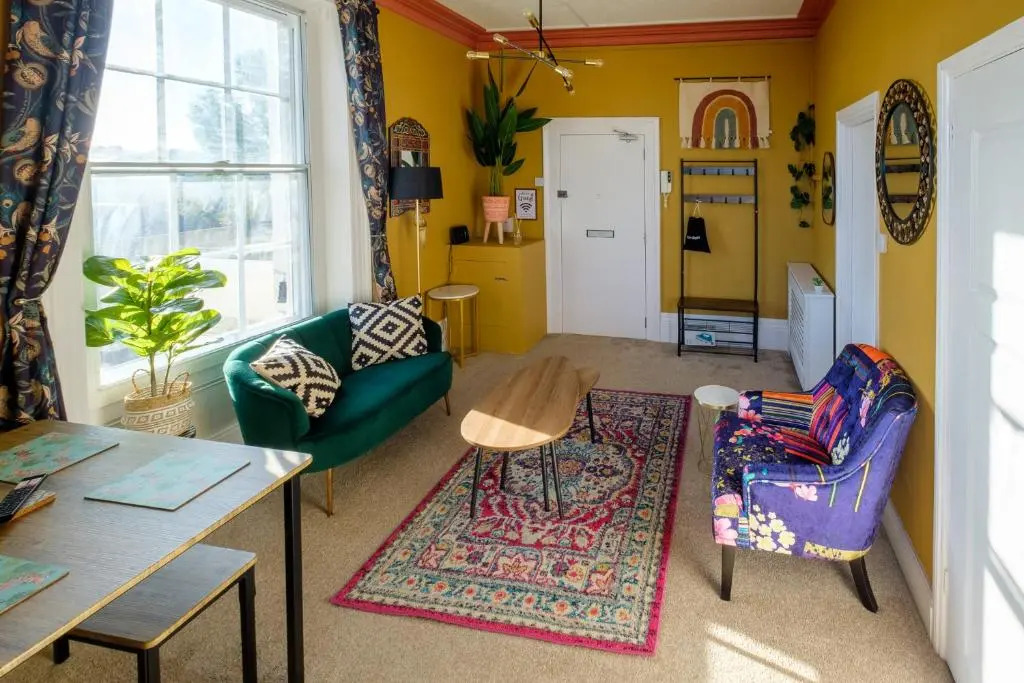 Elegant studio apt nr beach & shops with parking