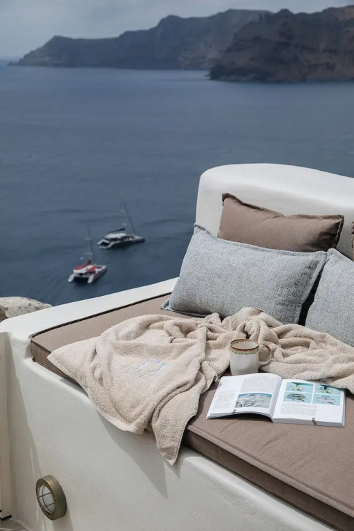 Lunar Sea Suite Hot-tub & Caldera View