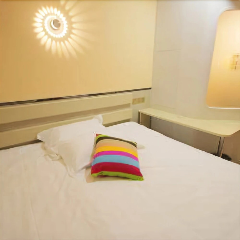 M Home Community Hotel (Shanghai Wuning Road Metro Station Branch)