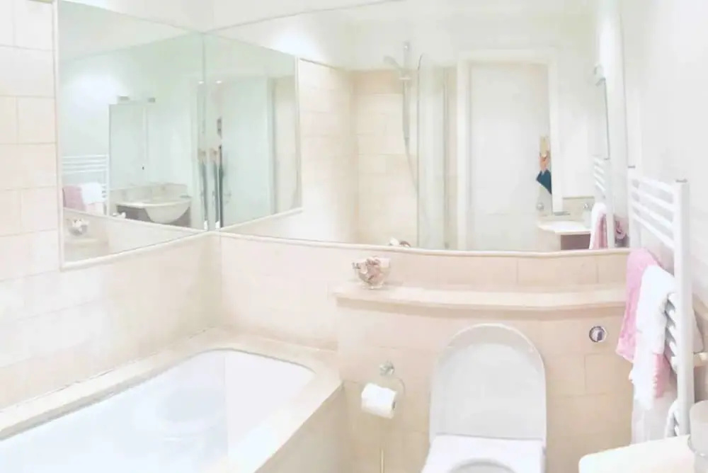 2 Bedroom Apartment With Garden in Ladbroke Grove