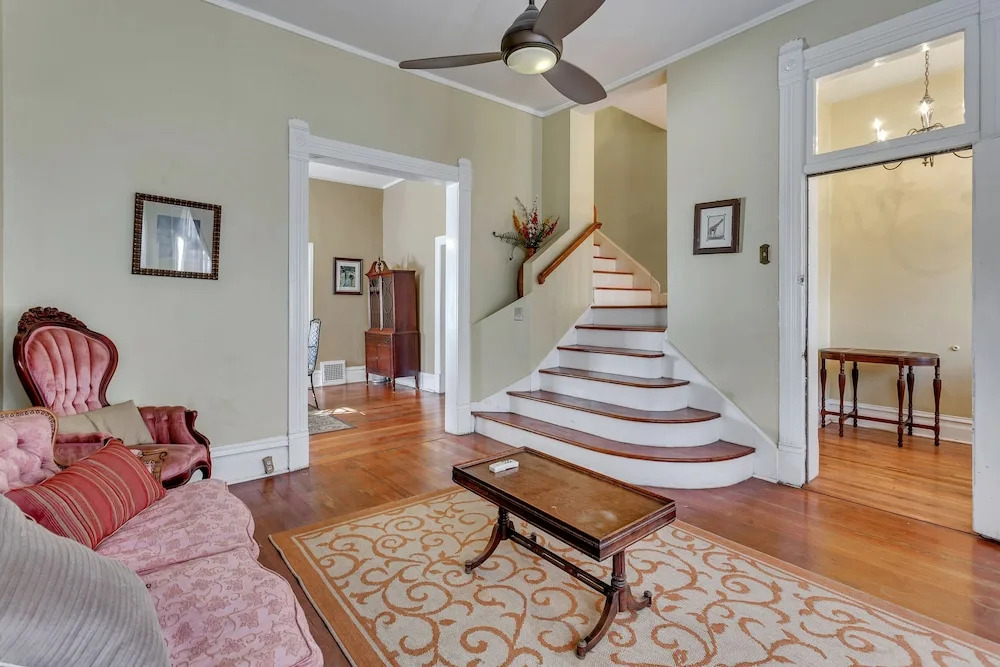 Historic Manor House 3.5 Blocks from Convention Cente