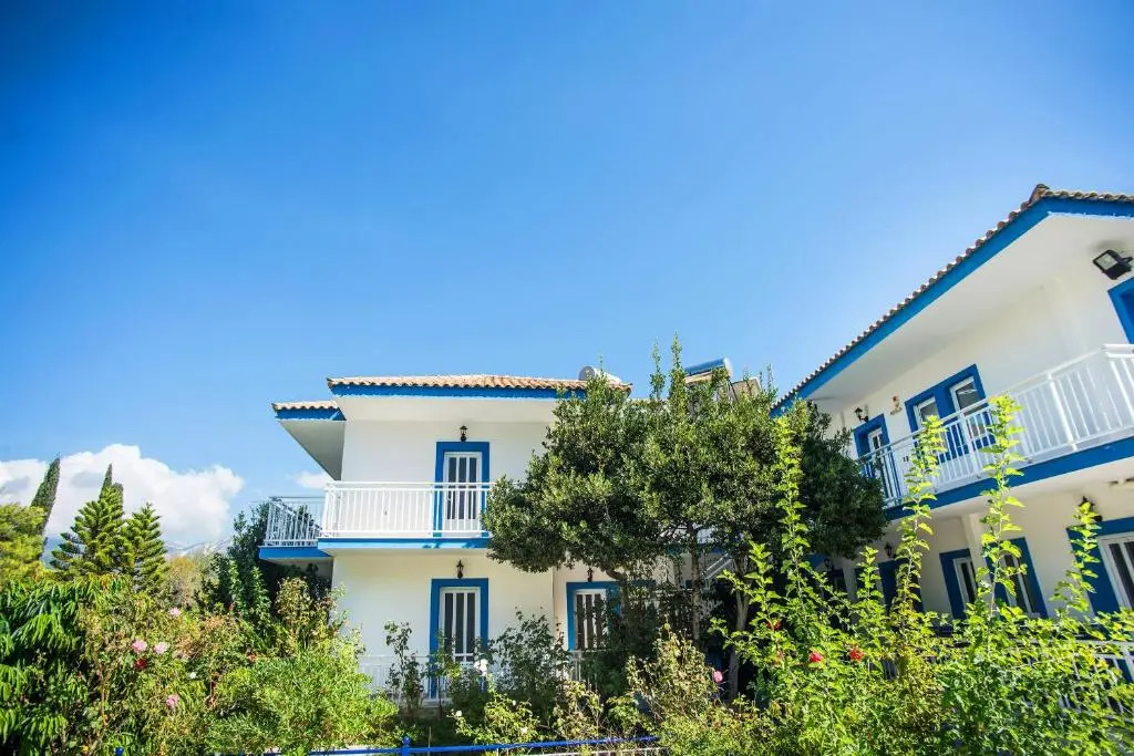Blue White Apartments - Kefallonia Poolside Retreats