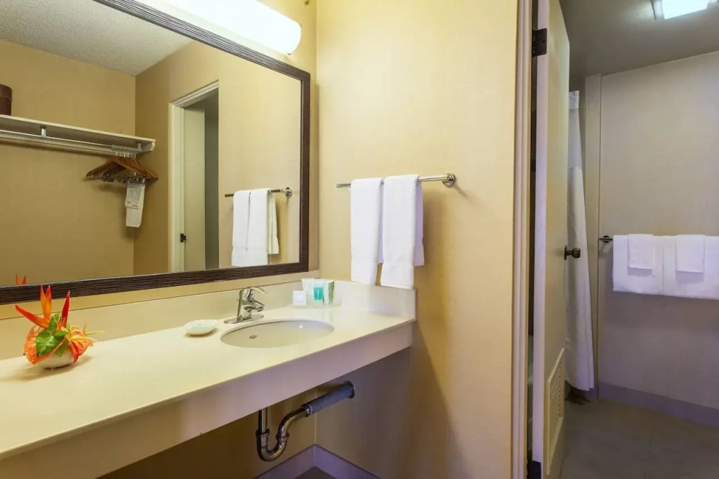 Hilo Hawaiian Hotel, Trademark Collection by Wyndham
